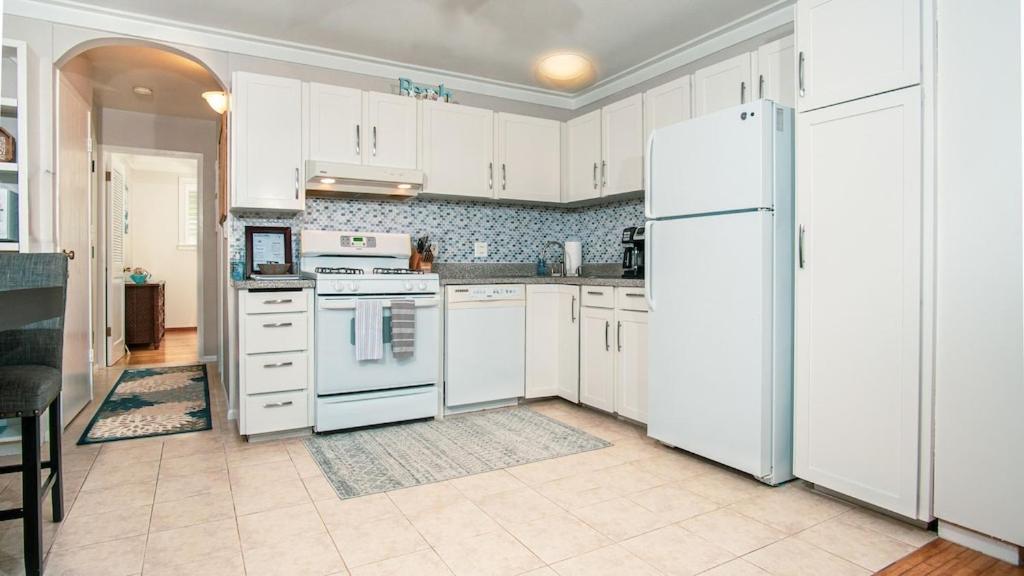 Molokai Island Retreat With Beautiful Ocean Views And Pool - Newly Remodeled! Lägenhet Ualapue Exteriör bild