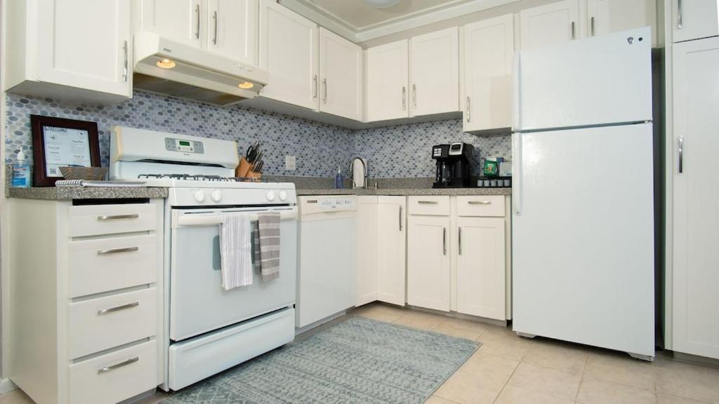 Molokai Island Retreat With Beautiful Ocean Views And Pool - Newly Remodeled! Lägenhet Ualapue Exteriör bild